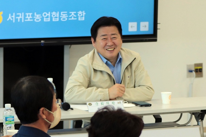 [제주=뉴시스] 오영훈 더불어민주당 제주도지사 경선후보가 27일 서귀포농협 관계자들과 가진 농정 간담회에서 이야기를 하고 있다. (사진=오영훈 경선후보 사무소 제공) 2022.04.27. photo@newsis.com *재판매 및 DB 금지