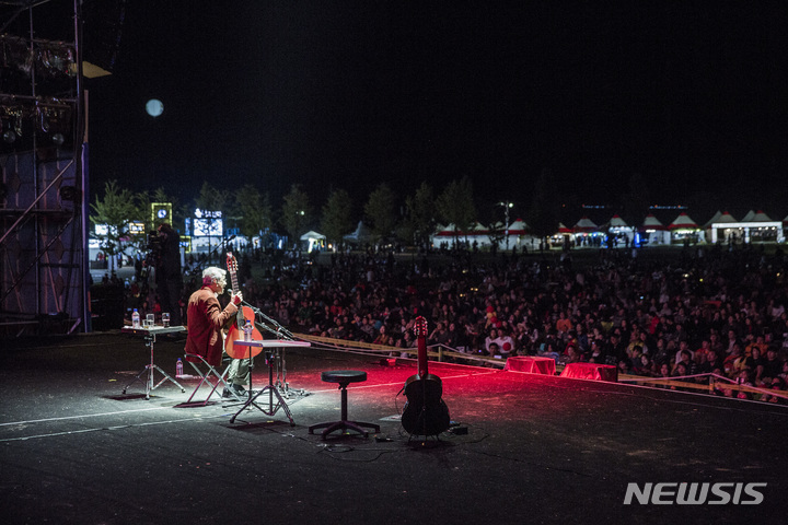 두 번의 그래미와 아홉 번의 라틴 그래미를 휩쓴 브라질의 카에타누 벨로주. (사진=자라섬청소년재즈센터 제공)