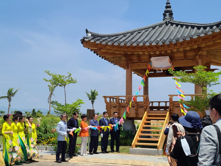 지난 26일 베트남 퀘논시 현지에서 전북대가 건립한 한옥정자의 준공식이 열리고 있다. *재판매 및 DB 금지