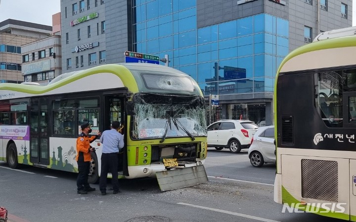 [경주=뉴시스] 이은희 기자= 27일 오후 경주 도심에서 버스 2대가 추돌하는 사고가 발생해 경주소방서 구급대가 수습하고 있다. 2022.4.27. leh@newsis.com 