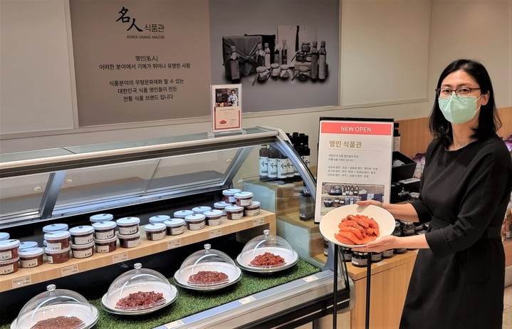 [대전=뉴시스] 롯데백화점 대전점이 지하1층에 식품명인들이 만든 전통식품을 선보이는 '명인(名人)식품관'을 오픈했다. *재판매 및 DB 금지