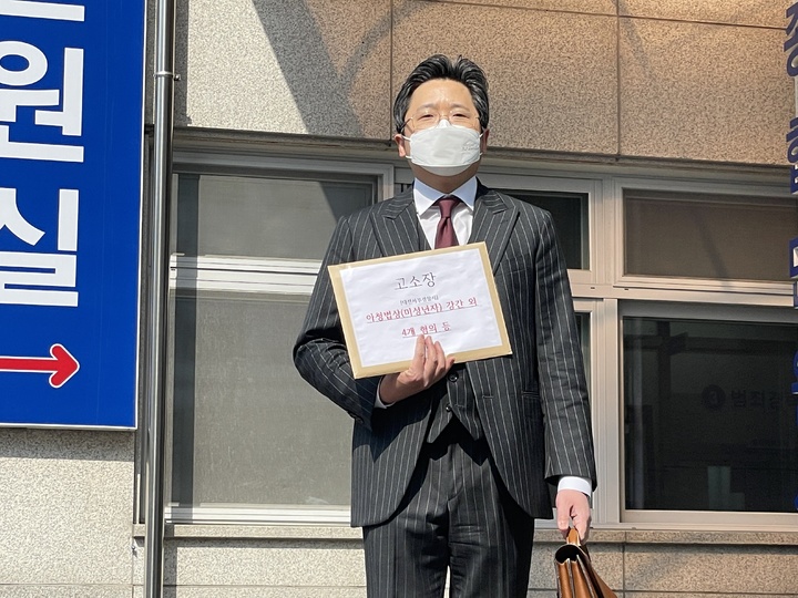 김지진 변호사가 지난 19일 아동·청소년의 성보호에 관한 법률 (미성년자 강간), 성폭력범죄의 처벌 등에 관한 특례법(불법 촬영·유포 및 협박) 위반 등 총 5개 혐의로 대전 서부경찰서에 50대 남성을 고소했다. *재판매 및 DB 금지