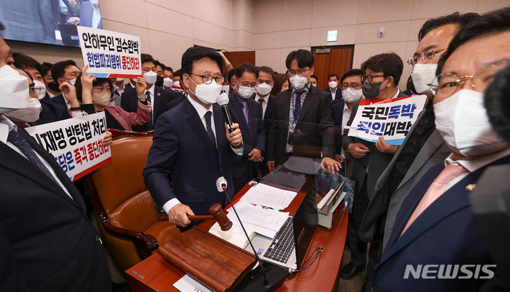 [서울=뉴시스] 고범준 기자 = 지난해 4월27일 새벽 서울 여의도 국회에서 열린 법제사법위원회 전체회의에서 박광온 위원장이 '검수완박' 법안으로 불리는 검찰청법, 형사소송법 개정안을 가결시키고 있다. (공동취재사진) 2022.04.27. photo@newsis.com