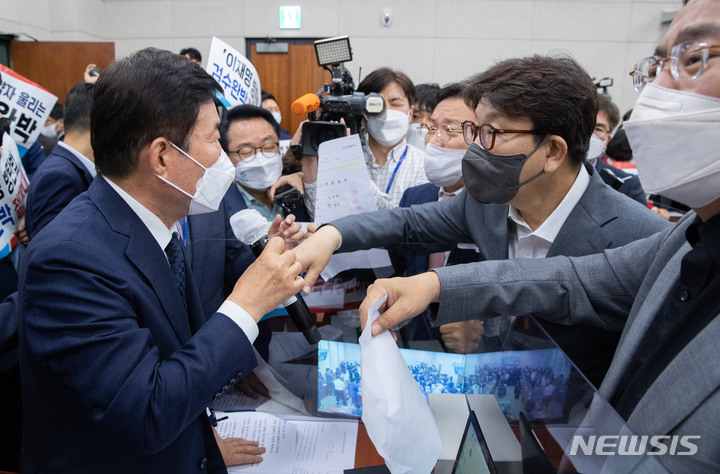 [서울=뉴시스] 고범준 기자 = 김진표 안건조정위원장이 26일 서울 여의도 국회에서 열린 법제사법위원회 안전조정위원회에서 권성동 국민의힘 원내대표, 유상범 법사위 간사와 언쟁을 벌이고 있다. (공동취재사진) 2022.04.27. photo@newsis.com