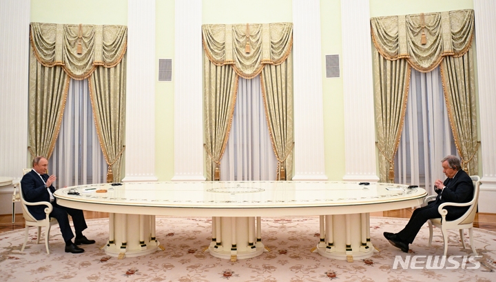 [모스크바=AP/뉴시스] 블라디미르 푸틴(왼쪽) 러시아 대통령이 26일(현지시간) 모스크바 크렘린궁에서 안토니우 구테흐스 유엔 사무총장과 회담하고 있다. 2022.04.27.