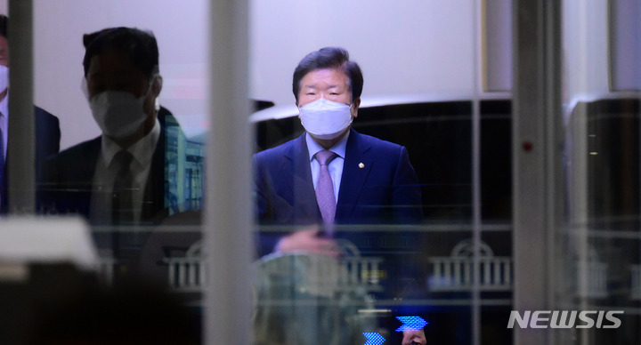 [서울=뉴시스] 김선웅 기자 = 박병석 국회의장이 검수완박(검찰 수사권 완전 박탈) 법안에 대한 본회의 처리를 앞둔 27일 서울 여의도 국회로 출근하고 있다. (공동취재사진) 2022.04.27. photo@newsis.com