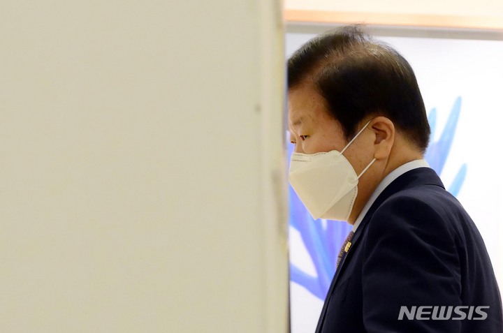 [서울=뉴시스] 김선웅 기자 = 박병석 국회의장이 검수완박(검찰 수사권 완전 박탈) 법안에 대한 본회의 처리를 앞둔 27일 서울 여의도 국회로 출근하고 있다. (공동취재사진) 2022.04.27. photo@newsis.com