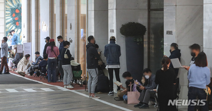 [서울=뉴시스] 권창회 기자 = 이탈리아 명품 브랜드 '프라다'가 2월 초에 이어 일부 품목에 대해 가격 인상을 단행했다. 업계에 따르면 프라다는 지난 23일부터 리나일론 소재의 호보백 2종 가격을 약 10%대 올렸다. 사진은 27일 오전 서울 시내 백화점에 시민들이 매장 오픈을 기다리고 있다. 2022.04.27. kch0523@newsis.com