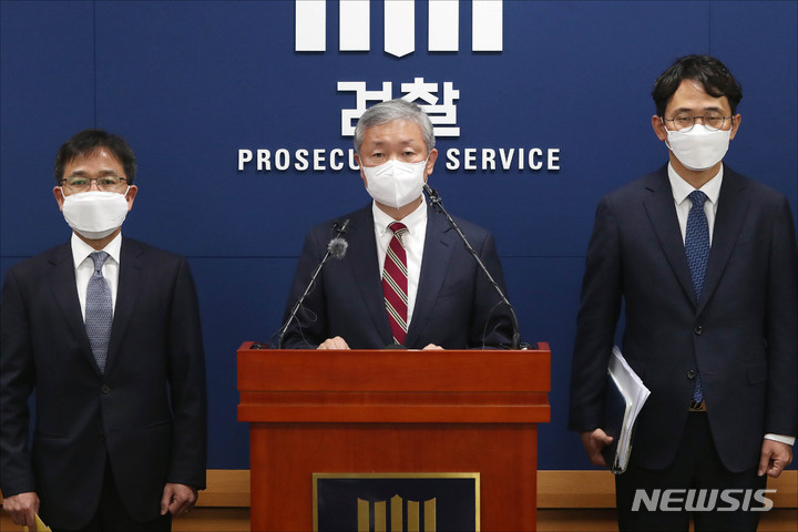 [서울=뉴시스] 최동준 기자 = 박성진(가운데) 대검찰청 차장검사가 지난 27일 서울 서초구 대검찰청 기자실에서 국회 법제사법위원회를 통과한 '검수완박' 법안에 대해 브리핑을 하고 있다. (공동취재사진) 2022.04.27. photo@newsis.com