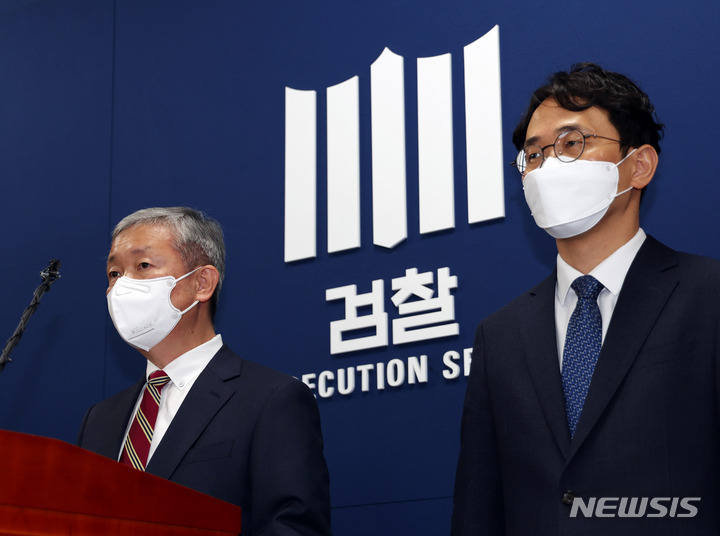 [서울=뉴시스] 최동준 기자 = 박성진 대검찰청 차장검사가 지난 27일 서울 서초구 대검찰청 기자실에서 국회 법제사법위원회를 통과한 '검수완박' 법안에 대해 브리핑을 하고 있다. (공동취재사진) 2022.04.27. photo@newsis.com