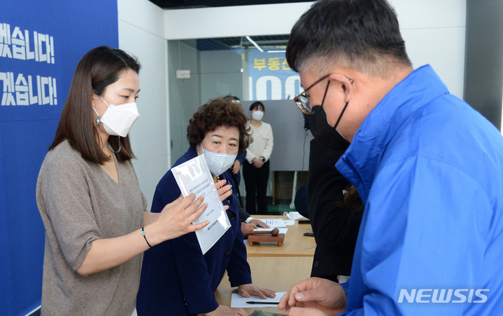 [전주=뉴시스] 김얼 기자 = 제8회 전국동시지방선거 더불어민주당 전북도당 기초단체장 경선 결과 발표가 열린 27일 전북 전주시 더불어민주당 전북도당에서 참관인들이 발표지 개봉에 앞서 이상 유무를 확인하고 있다. 2022.04.27. pmkeul@newsis.com