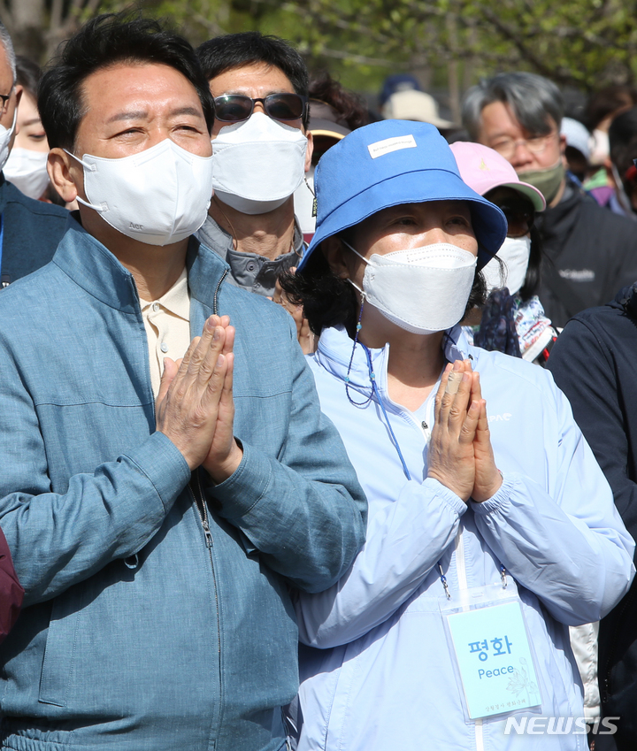 [평창=뉴시스] 김경목 기자 = 27일 오전 이광재 더불어민주당 강원지사 후보와 아내 이정숙씨가 강원 평창군 대한불교조계종 제4교구 본사 오대산 월정사가 월정사 일원에서 주최한 월정사 상월결사 평화 방생순례에 참석해 합장하고 있다. 2022.04.27. photo31@newsis.com