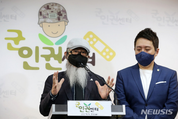 [서울=뉴시스] 홍효식 기자 = 고 이예람 중사 부친이 지난달 27일 오전 서울 마포구 군인권센터에서 '공군 이예람 중사 사망사건 특검 임명에 대한 유가족, 지원단체의 입장 및 특검 수사 방향에 대한 제언' 기자회견을 하고 있다. 2022.04.27. yesphoto@newsis.com