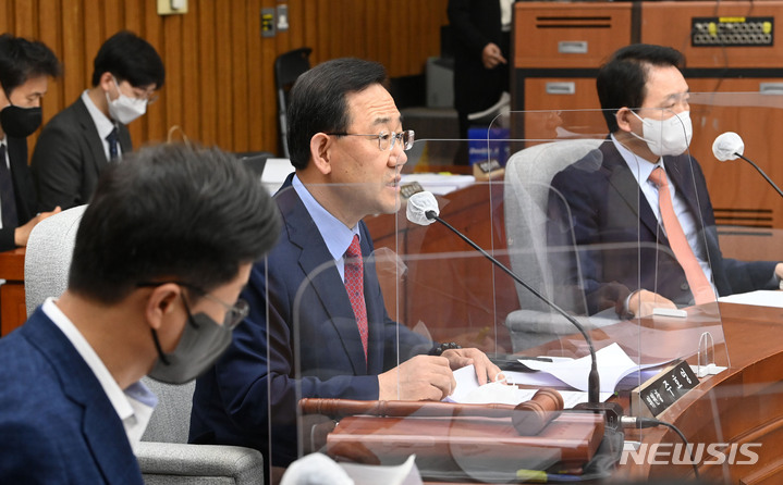 [서울=뉴시스] 김선웅 기자 = 27일 서울 여의도 국회에서 열린 국무총리후보자(한덕수)에 관한 인사청문특별위원회 전체회의에서 주호영 위원장이 발언하고 있다. (공동취재사진) 2022.04.27 photo@newsis.com