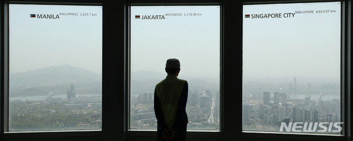 [서울=뉴시스] 홍효식 기자 = 미세먼지 주의보가 발령된 지난 4월27일 서울 남산타워에서 바라본 도심이 뿌옇게 보이고 있다. 2022.04.27. yesphoto@newsis.com