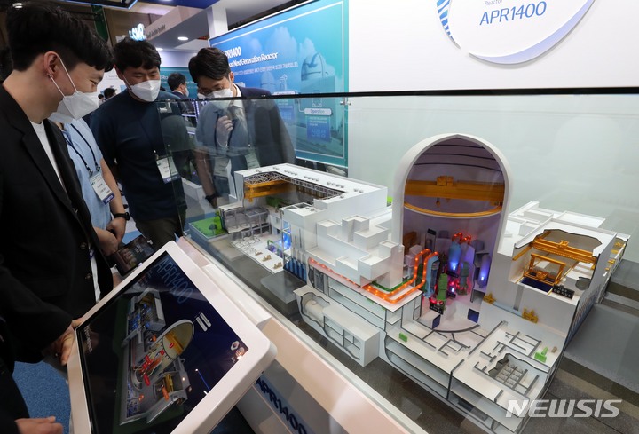 [부산=뉴시스] 하경민 기자 = '2022 부산국제원자력산업전'이 개막한 27일 부산 해운대구 벡스코 제1전시장 내 한국수력원자력 부스를 찾은 관람객들이 우리나라 첫 수출 원전인 UAE 바라카 원전 1·2호기에 도입된 원자로(APR1400) 모형을 구경하고 있다. 29일까지 열리는 이번 행사에는 관련 기업 110곳이 참가해 원자력 산업 관련 전반에 걸쳐 새로운 기술과 제품을 선보인다. 2022.04.27. yulnetphoto@newsis.com