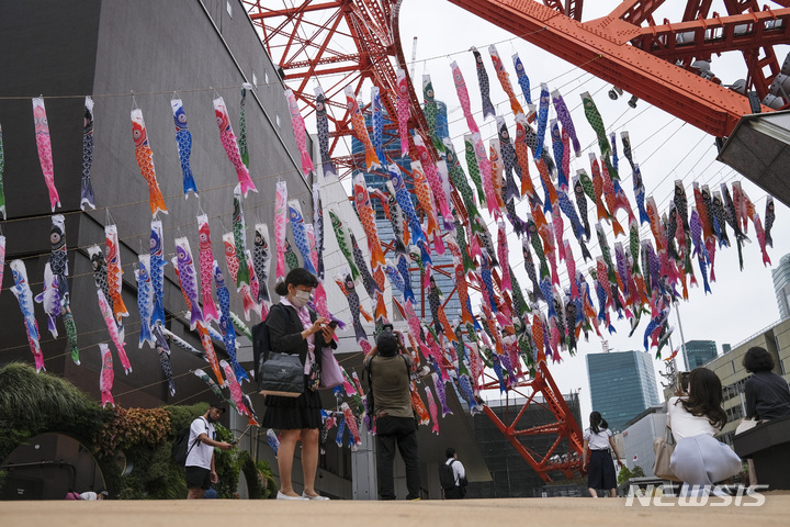 [도쿄=AP/뉴시스]일본의 어린이날을 하루 앞둔 4일에 발표된 정부 자료에 따르면, 일본의 15세 미만 어린이 인구는 4월1일 기준 약 1329만명으로 전년 대비 35만명 감소해 사상 최저치를 기록했다. 사진은 2022년 4월27일 어린이날을 열흘 정도 앞두고 일본 도쿄에 남자아이의 성장과 출세를 기원하는 잉어 모양의 깃발들이 매달린 모습. 2026.05.05.