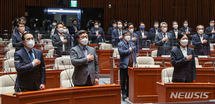 [서울=뉴시스] 김선웅 기자 = 윤호중, 박지현 더불어민주당 공동비상대책위원장, 박홍근 원내대표를 비롯한 의원들이 27일 서울 여의도 국회에서 열린 제87차 의원총회에서 국민의례를 하고 있다. (공동취재사진) . 2022.04.27. photo@newsis.com