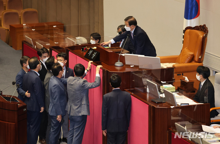 [서울=뉴시스] 최진석 기자 = 박병석 국회의장이 27일 오후 서울 여의도 국회 본회의장에서 검수완박(검찰 수사권 완전 박탈)' 법안이 상정될 제 395회(임시회) 제2차 본회의 개의를 선언에 앞서 언쟁을 벌이는 여야 의원들을 중재하고 있다. (공동취재사진) 2022.04.27. photo@newsis.com