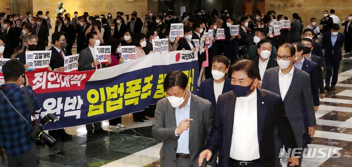 [서울=뉴시스] 최진석 기자 = 국민의힘 의원들이 27일 오후 서울 여의도 국회 본회의장 앞에서 '검수완박' 관련 검찰청법 일부개정법률안(대안)이 처리될 제 395회(임시회) 제2차 본회의에 참석하는 여당 의원들을 향해 검수완박 처리 반대 구호를 외치고 있다. (공동취재사진) 2022.04.27. photo@newsis.com