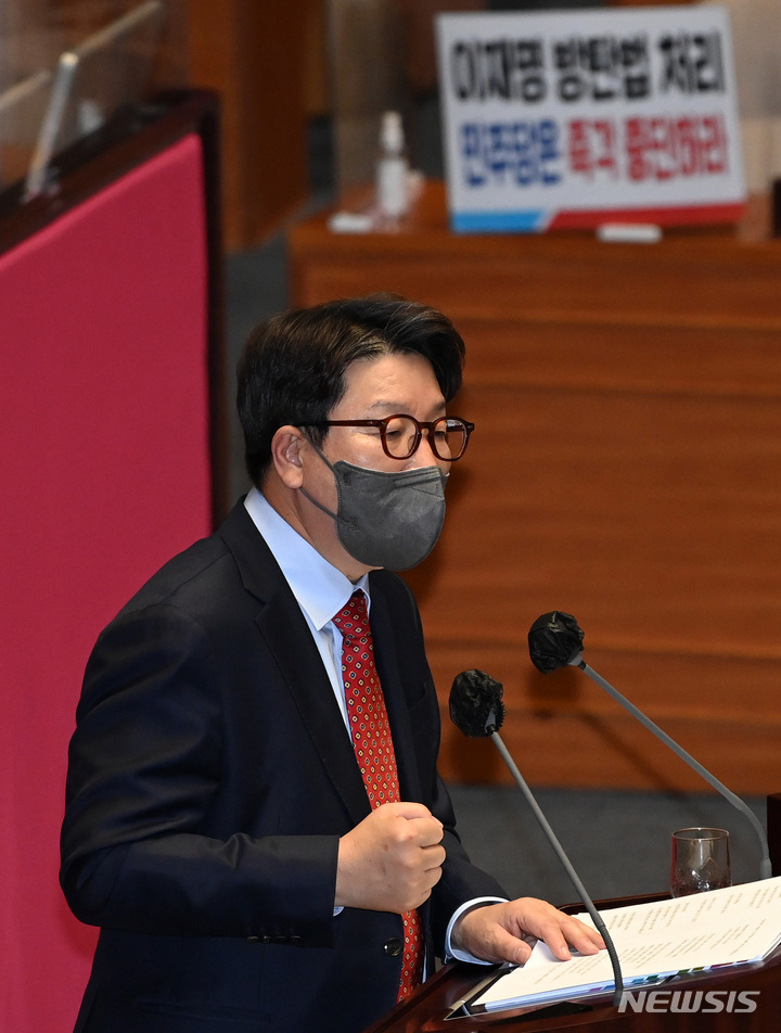 [서울=뉴시스] 최진석 기자 = 권성동 국민의힘 원내대표가 27일 오후 서울 여의도 국회 본회의장에서 열린 '검수완박' 관련 검찰청법 일부개정법률안(대안)이 상정된 제 395회(임시회) 제2차 본회의에서 필리버스터(무제한 토론을 통한 합법적 의사진행 방해) 첫 주자로 발언을 하고 있다. (공동취재사진) 2022.04.27. photo@newsis.com