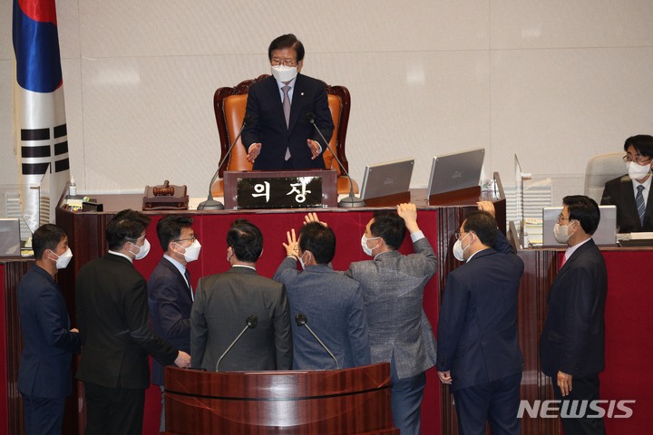 [서울=뉴시스] 최진석 기자 = 박병석 국회의장이 27일 오후 서울 여의도 국회 본회의장에서 검수완박(검찰 수사권 완전 박탈)' 법안이 상정될 제 395회(임시회) 제2차 본회의 개의를 선언에 앞서 언쟁을 벌이는 여야 의원들을 중재하고 있다. (공동취재사진) 2022.04.27. photo@newsis.com