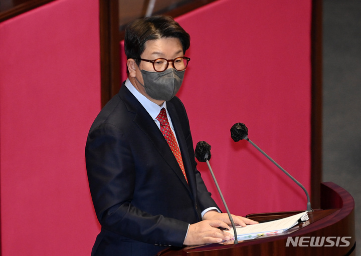 [서울=뉴시스] 최진석 기자 = 권성동 국민의힘 원내대표가 27일 오후 서울 여의도 국회 본회의장에서 열린 '검수완박' 관련 검찰청법 일부개정법률안(대안)이 상정된 제 395회(임시회) 제2차 본회의에서 필리버스터(무제한 토론을 통한 합법적 의사진행 방해) 첫 주자로 발언을 하고 있다. (공동취재사진) 2022.04.27. photo@newsis.com