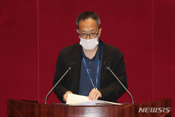 [서울=뉴시스] 최진석 기자 = 박주민 더불어민주당 의원이 27일 오후 서울 여의도 국회 본회의장에서 열린 '검수완박' 관련 검찰청법 일부개정법률안(대안)이 상정된 제 395회(임시회) 제2차 본회의에서 제안 설명을 하고 있다. (공동취재사진) 2022.04.27. photo@newsis.com