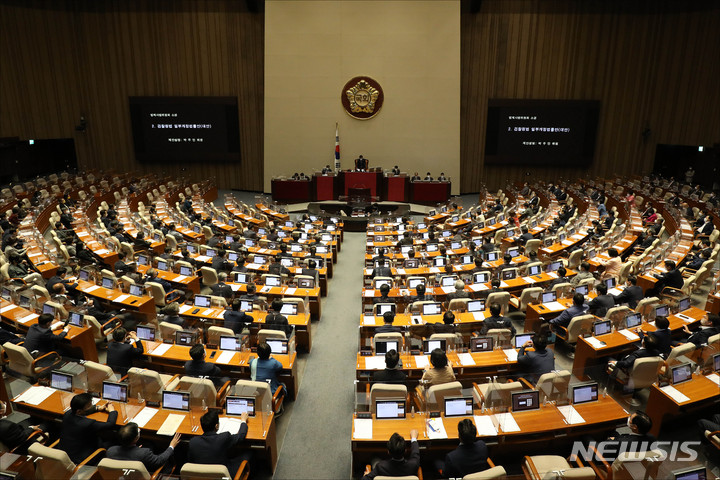 [서울=뉴시스] 최진석 기자 = 27일 오후 서울 여의도 국회에서 열린 국회 본회의에서 이른바 '검수완박' 법안중 하나인 '검찰청법 일부개정법률안(대안)'이 상정되고 있다. (공동취재사진) 2022.04.27. photo@newsis.com