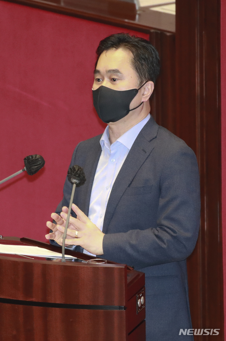 [서울=뉴시스] 최진석 기자 = 김종민 더불어민주당 의원이 27일 오후 서울 여의도 국회 본회의장에서 열린 '검수완박' 관련 검찰청법 일부개정법률안(대안)이 상정된 제 395회(임시회) 제2차 본회의에서 권성동 국민의힘 원내대표 뒤를 이어 필리버스터(무제한 토론을 통한 합법적 의사진행 방해) 발언을 하고 있다. (공동취재사진) 2022.04.27. photo@newsis.com