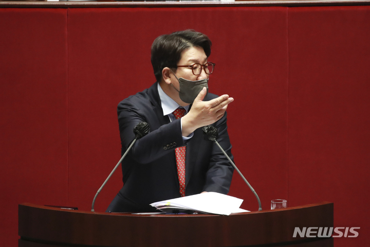 [서울=뉴시스] 최진석 기자 = 권성동 국민의힘 원내대표가 27일 오후 서울 여의도 국회 본회의장에서 열린 '검수완박' 관련 검찰청법 일부개정법률안(대안)이 상정된 제 395회(임시회) 제2차 본회의에서 필리버스터(무제한 토론을 통한 합법적 의사진행 방해) 첫 주자로 발언을 하고 있다. (공동취재사진) 2022.04.27. photo@newsis.com