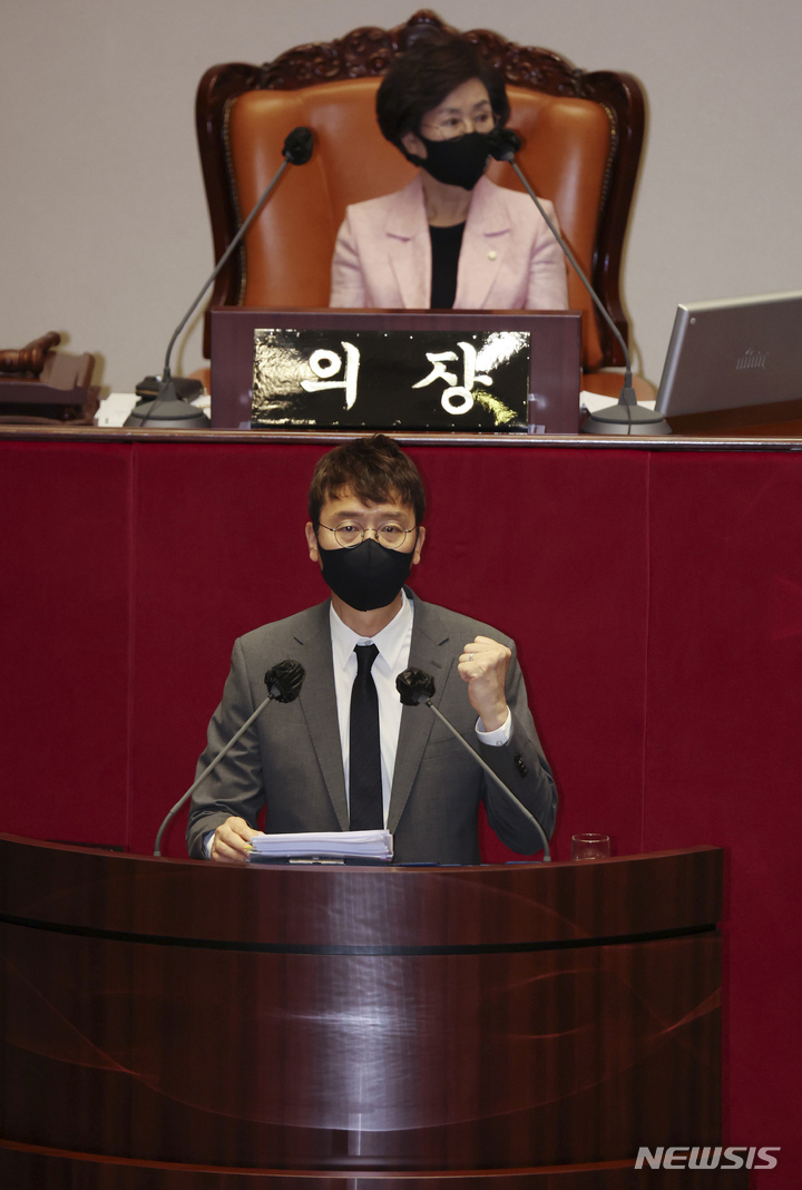 [서울=뉴시스] 최진석 기자 = 김웅 국민의힘 의원이 27일 오후 서울 여의도 국회 본회의장에서 열린 본회의에서 '검수완박' 법안 저지를 위한 필리버스터(무제한 토론)을 하고 있다. (공동취재사진) 2022.04.27. photo@newsis.com