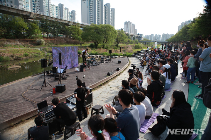 지난 23일 열린 부용천 수변무대 '천변(川邊)살롱' 프리뷰. (사진=의정부문화재단 제공)