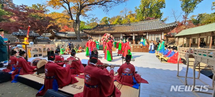 [서울=뉴시스] 2021년 진작례 재현(연경당 사랑채) 행사 사진. (사진=문화재청 제공) 2022.04.28. photo@newsis.com *재판매 및 DB 금지