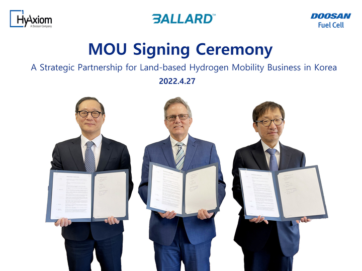 [서울=뉴시스]하이엑시엄 정형락(왼쪽 첫번째) 사장이 발라드 존 캠벨(중앙) 최고사업책임자, 두산퓨얼셀 제후석 부사장과 기념사진을 촬영하고 있다. (사진=두산퓨얼셀 제공) *재판매 및 DB 금지