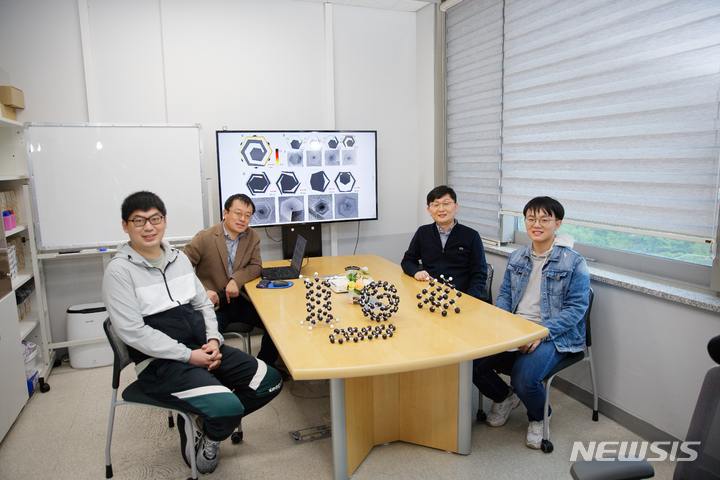 [울산=뉴시스] 구미현 기자 = UNIST 펑 딩 교수, 이종훈 교수, 펑닝 리우 연구원, 시아오 콩 IBS 연구위원. (사진 왼쪽부터 시계방향) 2022.04.28. (사진=UNIST 제공)