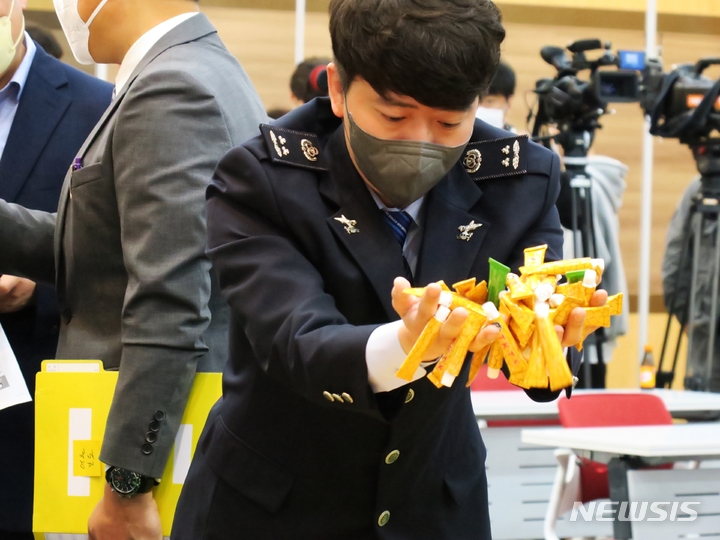 [인천=뉴시스] 김동영 기자 = 인천본부세관 관계자가 28일 오전 인천 중구 인천본부세관 대강당에서 압수한 중국산 문신용 불법 마취크림을 살펴보고 있다. 인천세관에서 적발한 ‘티케이티엑스(TKTX)’는 국소마취제 성분인 리도카인, 프릴로카인, 테트라카인 등 3종이 복합적으로 함유돼 있다. 이 가운데 테트라카인 성분의 경우 다른 성분에 비해 극소량만 사용해도 인체에 위험하기 때문에 현재 국내에서는 테트라카인이 포함된 마취제는 생산하지 않고 있다. 인천세관은 중국산 문신용 불법 마취크림 5만점, 시가 8억원 상당을 밀수입한 9명을 검거해 검찰에 송치했다. 2022.04.28. dy0121@newsis.com 