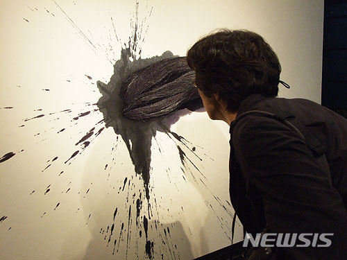 [서울=뉴시스]이정웅의 '붓'은 그림을 뛰어넘었다. 전시때마다 정말 그림인가 싶어 보는 사람들마다 가까이서 눈을 대고 들여다 본다. 