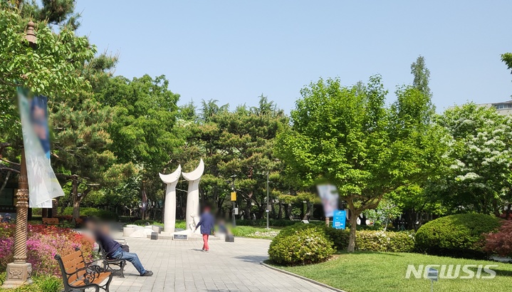 [대구=뉴시스] 고여정 기자 = 대구 중구의 한 공원에 시민들이 앉아 있다. 2022.04.28 ruding@newsis.com 