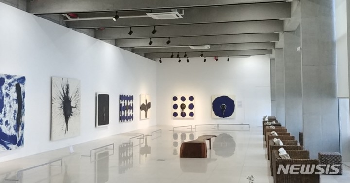 [서울=뉴시스]가평 이정웅 아트스페이스 갤러리. 구상과 추상을 넘나들고 힘이 넘치는 붓 그림이 전시되어 있다.