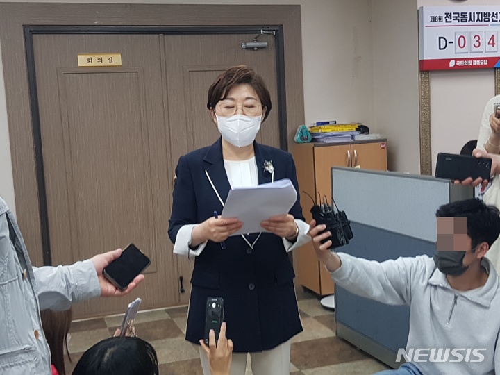 [대구=뉴시스] 김정제 국민의힘 경북도당 공천관리위원장이 공천 심사 결과를 발표하고 있다. 뉴시스DB