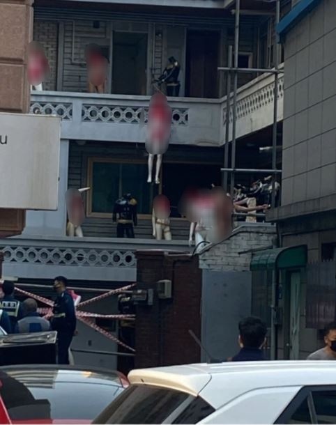 [서울=뉴시스] 서울 금천경찰서는 지난 19일 서울 금천구 가산동의 한 다세대주택에 피를 연상시키는 빨간 페인트 칠이 된 마네킹들이 설치돼있다는 신고를 접수받았으며 금천구청과 경찰의 설득으로 모두 자진철거됐다고 28일 밝혔다. 2022.04.28. (사진 = 온라인 커뮤니티 캡쳐) *재판매 및 DB 금지