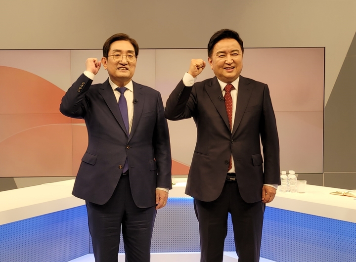 [청주=뉴시스] 천영준 기자 = 충북지사 선거 첫 TV토론회가 28일 MBC충북에서 열린 가운데 더불어민주당 노영민 예비후보(왼쪽)와 국민의힘 김영환 예비후보가 사진 촬영을 하고 있다. (사진=MBC충북 제공) 2022.04.28. photo@newsis.com *재판매 및 DB 금지