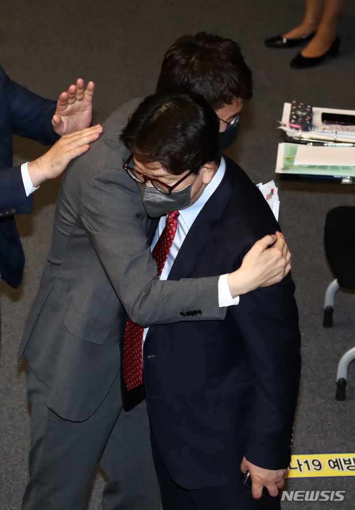 [서울=뉴시스] 최진석 기자 = 국민의힘 김웅 의원이 27일 오후 국회 본회의장에서 열린 본회의에서 '검수완박' 법안 저지를 위한 필리버스터(무제한 토론)를 마친 뒤 권성동 원내대표와 인사하고 있다. (공동취재사진) 2022.04.28. photo@newsis.com