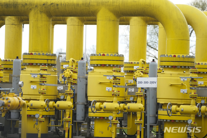 [렘벨시치나(폴란드)=AP/뉴시스]27일 폴란드 수도 바르샤바 인근 렘벨시치나의 가스 시스템 주유소의 모습. 러시아가 우크라이나를 침공한 후 처음 두 달 동안 독일이 러시아 에너지의 가장 큰 구매국이었다고 한 독립 연구단체가 27일(현지시간) 밝혔다. 2022.4.28