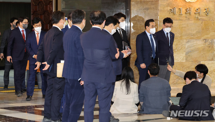 [서울=뉴시스] 최진석 기자 = 박홍근 더불어민주당 원내대표가 28일 서울 여의도 국회 본회의장 앞에서 본회의를 마친 뒤 취재진의 질문에 답변할 때 권성동 국민의힘 원내대표가 나오고 있다. (공동취재사진) 2022.04.28. photo@newsis.com