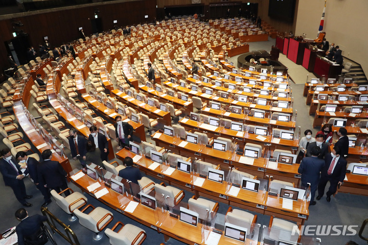 [서울=뉴시스] 최진석 기자 = 박병석 국회의장이 지난 27일 국회 본회의에서 '검찰수사권 축소 관련 법안'인 검찰청법 개정안을 상정한 후 국민의힘은 무제한토론(필리버스터)를 개시했지만, 필리버스터 도중 회기가 끝나면 토론을 종결한 것으로 간주하고 해당 안건을 다음 회기 때 지체 없이 표결한다는 국회법 조항을 적용해 28일 자정이 되자 7시간 이어진 필리버스터를 강제 종료시키고 산회를 선포했다. 여야 의원들이 본회의장을 나서고 있다. (공동취재사진) 2022.04.28. photo@newsis.com