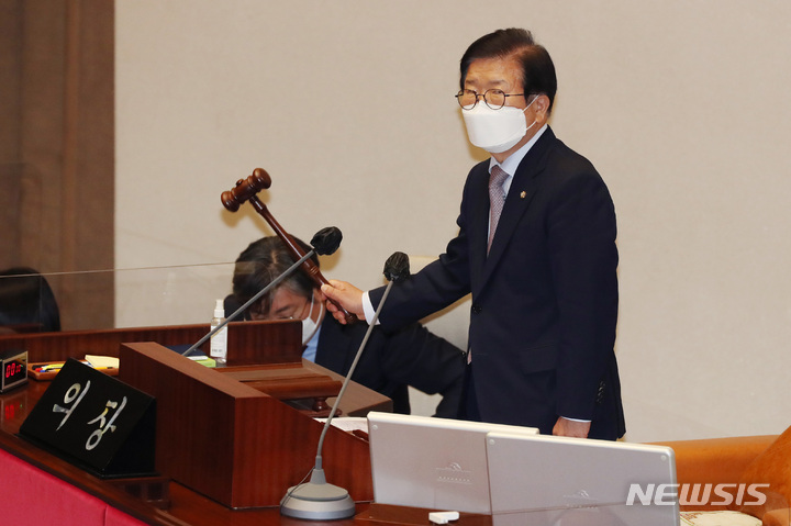 [서울=뉴시스] 최진석 기자 = 박병석 국회의장이 27일 국회 본회의에서 '검찰수사권 축소 관련 법안'인 검찰청법 개정안을 상정한 후 국민의힘은 무제한토론(필리버스터)를 개시했지만, 필리버스터 도중 회기가 끝나면 토론을 종결한 것으로 간주하고 해당 안건을 다음 회기 때 지체 없이 표결한다는 국회법 조항을 적용해 28일 자정이 되자 7시간 이어진 필리버스터를 강제 종료시키고 산회를 선포하고 있다. (공동취재사진) 2022.04.28. photo@newsis.com