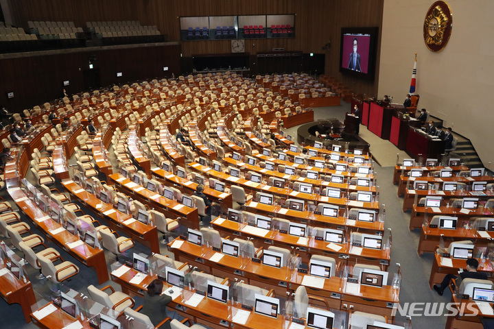 [서울=뉴시스] 최진석 기자 = 안민석 더불어민주당 의원이 27일 국회 본회의에서 '검찰수사권 축소 관련 법안'인 검찰청법 개정안에 대해 네번째 무제한토론(필리버스터)을 하고 있다. (공동취재사진) 2022.04.28. photo@newsis.com
