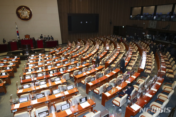 [서울=뉴시스] 최진석 기자 = 28일 국회 본회의장에서 열린 본회의에서 '검수완박' 법안 저지를 위한 필리버스터(무제한 토론)가 끝나 본회의가 산회되자 여야 의원들이 회의장을 나서고 있다. (공동취재사진) 2022.04.28. photo@newsis.com